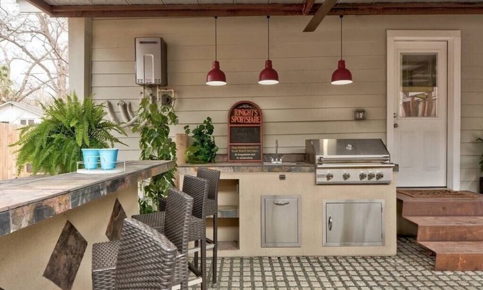 East Cesar Chavez House | Cozy Garden Stay. Private Patio and Outdoor Kitchen