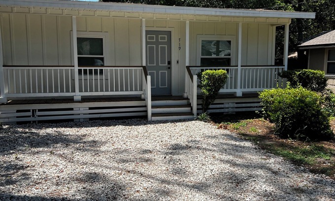 Gainesville House | Cozy Gator Getaway Near UF - 2Bed/1Bath for 6 guests - Wifi, AC/Heat, Parking