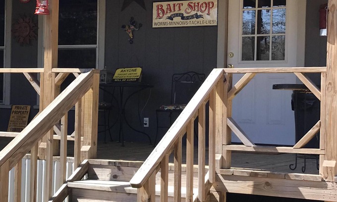 Grand Saline Cabin | Cozy get-away in the woods with private fishing pond