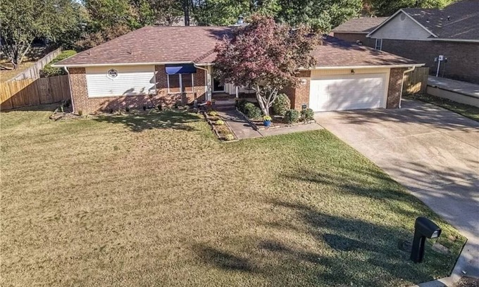 Van Buren House | Cozy getaway in the heart of town!