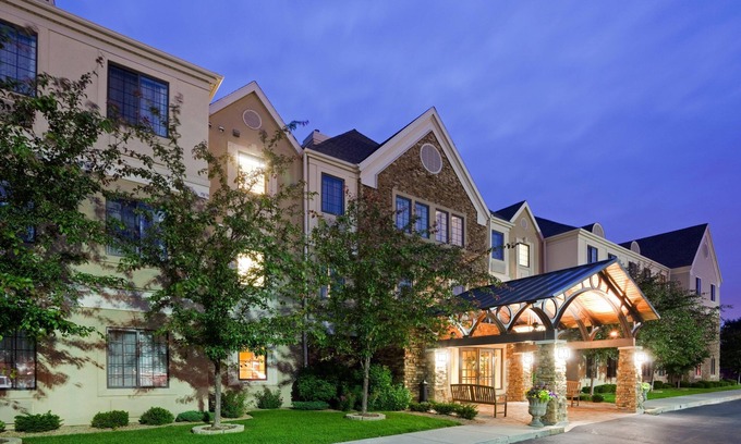 Eagan Condo | Cozy Getaway near Mall of America w/Free Parking!
