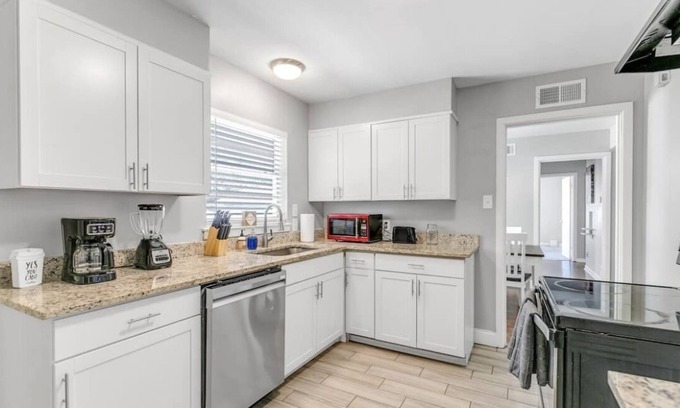 Dallas House | Cozy Getaway Near the Heart of Uptown!