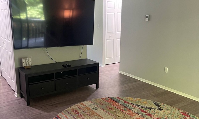 Middletown Apartment | Cozy Getaway w/lots of Natural Light :) 5 mins to adventures