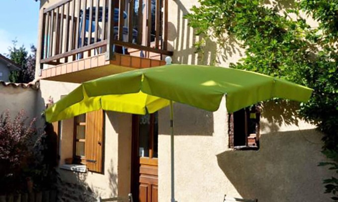 Maringes Cottage | Cozy Gîte with Fireplace, Terrace, and Garden in Maringes - Pet Friendly