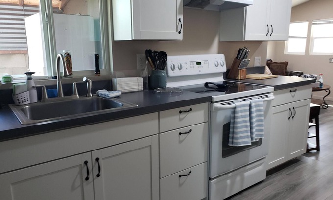 Blenman-Elm House | Cozy Guest House, 1BR, AC, Pets OK, Enclosed yard, New remodel