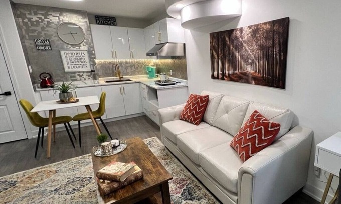 Cooksville House | Cozy Guest Suit in Mississauga