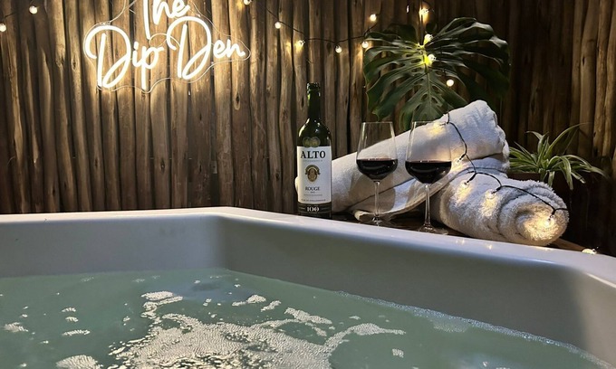 Glencairn Apartment | Cozy guest suite w/fireplace & hot tub (jacuzzi)