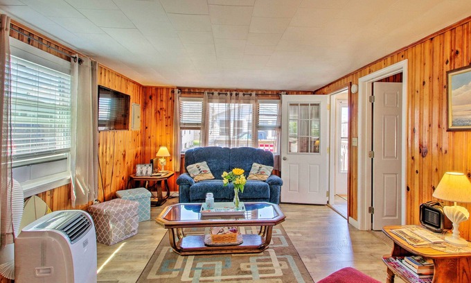 Hampton Cottage | Cozy Hampton Cottage - Walk to Beaches & Marina!