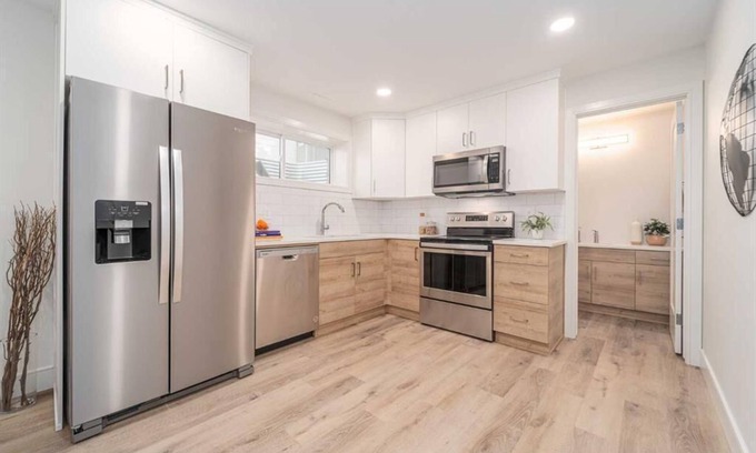 Lethbridge House | Cozy Haven!Close to Coalbanks School & Park & 5 mins drive to Uni of Lethbridge