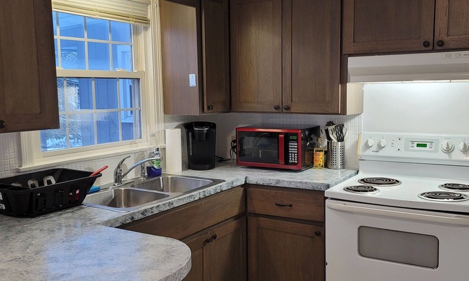 Eastwood House | Cozy haven Vacation/Work stay 5 min from downtown and hospitals