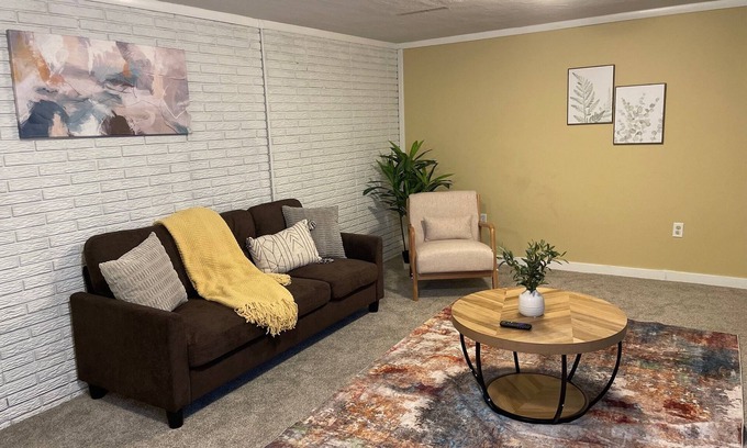 Ames House | Cozy Haven: Your Home Away from Home Spacious 5-bedroom house with AC and Wi-Fi