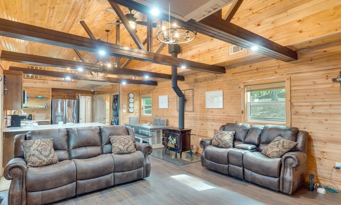 Hemphill Cabin | Cozy Hemphill Cabin w/Lake Views & Deck!