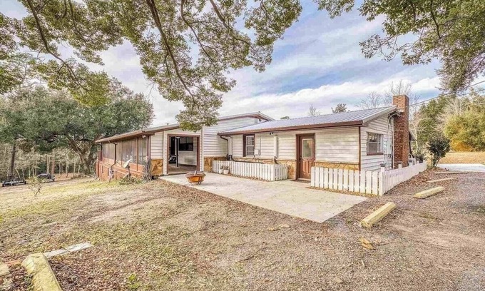 North Northwest Pensacola House | Cozy Hencye 3 – Near UWF, HospitalandPensacola Beach