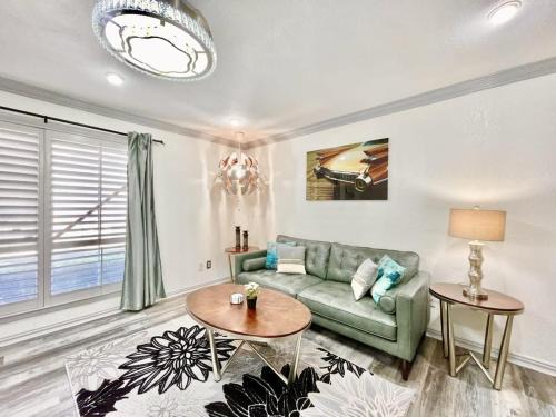 North Dallas House | Cozy Hideaway Central Location Modern Elegance