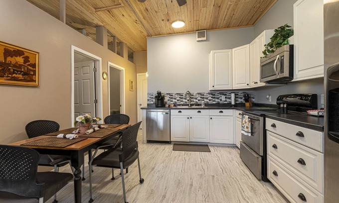 Marion House | Cozy Hideaway minutes from the Lake of Egypt