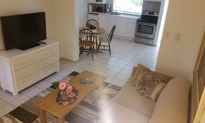 Tofino House | Cozy hideaway suite only 2 klm to town and beaches