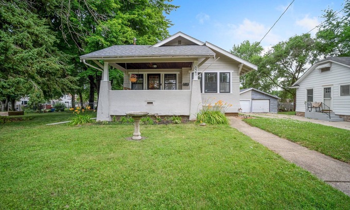 Des Moines House | Cozy Highland Park Bungalow