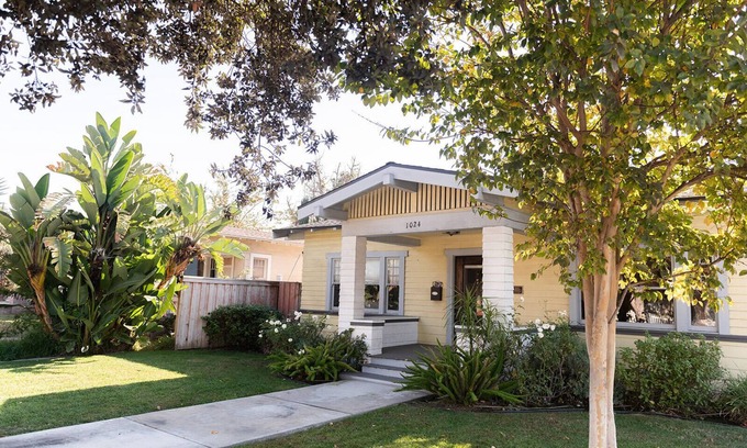 Anaheim Colony Historic District House | Cozy Historic Craftsman Bungalow | 1 mile to Disney | Sleeps 9 | Watch Disney Fireworks in Backyard