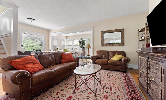 East Harriet House | Cozy Historical Home-Trendy Lakes Area- 3 Bedroom 1 & 1/2 Bath