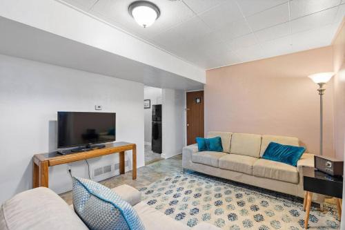 Boise House | Cozy Holiday Hideaway King Bed Free Parking