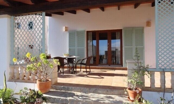 Cala Llombards Ski Chalet | Cozy holiday home with a beautiful sea view from the roof!