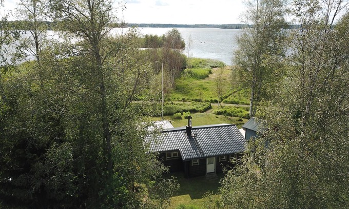 Koping Municipality House | Cozy holiday home by the lake with its own boat