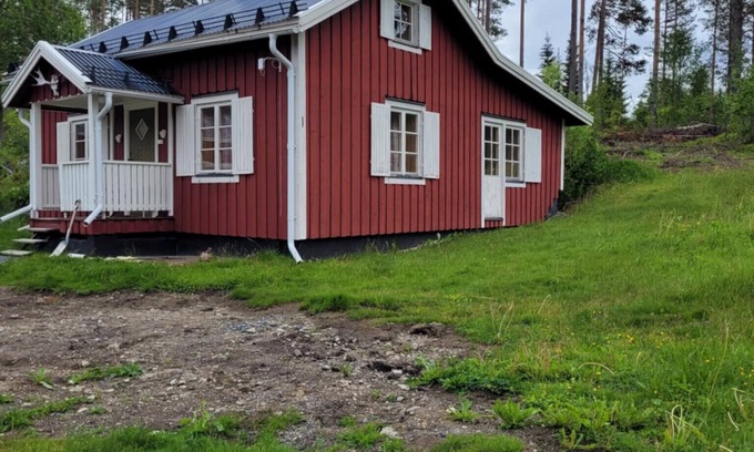 Gallo House | Cozy holiday home with lake view, WiFi and boat near the mountains of Jämtland