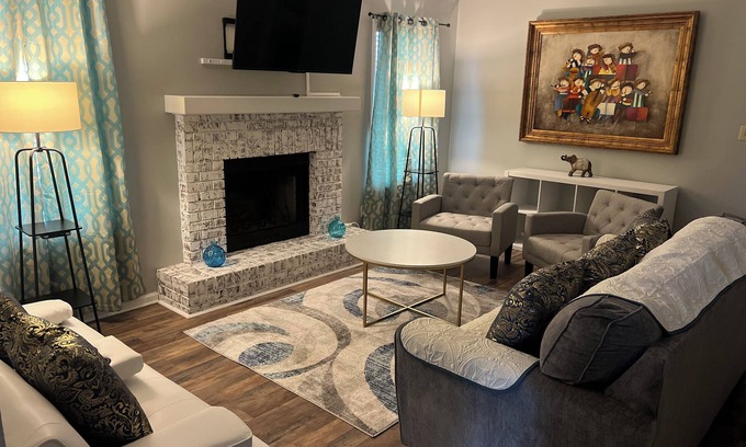 Remerton House | Cozy home 3 BA 2 BA , 4 Queen beds near everything