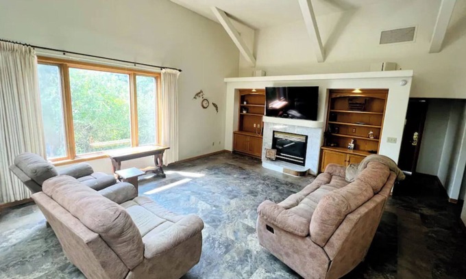 Gillette House | Cozy Home! 5 beds/2 bath 3 Mins from Downtown! Complimentary Pool & Gym Passes!