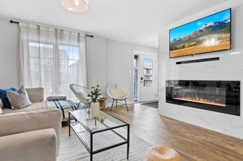 West Edmonton House | Cozy Home - 9mins to WEM -Foosball -Vintage arcade - Air conditioning