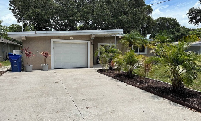Largo House | Cozy home and minutes from the beaches