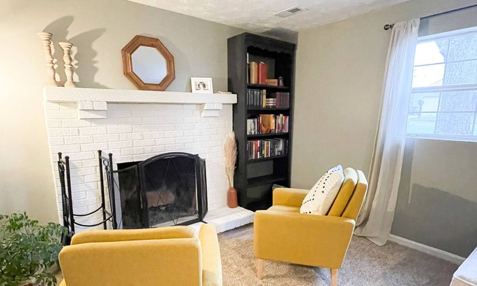 Elsmere House | Cozy Home Away From Home! Hot Tub, WIFI
