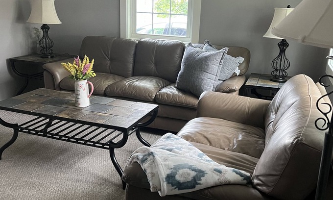 Auburn House | Cozy Home Away From Home! Right Outside of the City! Dog Friendly!