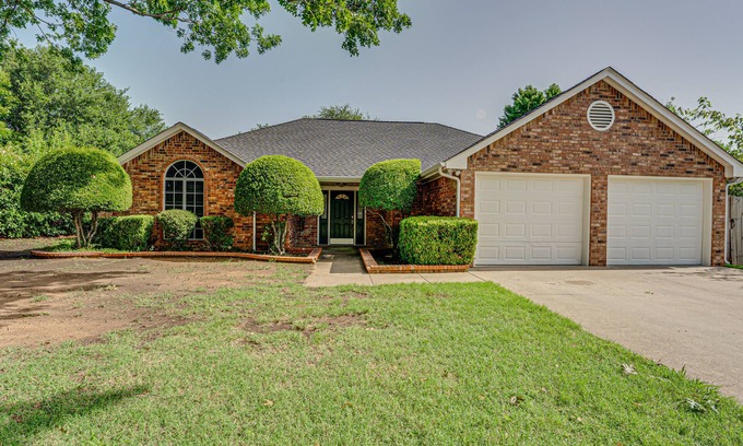 Waxahachie House | Cozy Home Away from Home