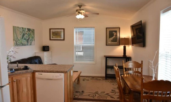 Gardiner House | Cozy Home by Yellowstone River Confluence.