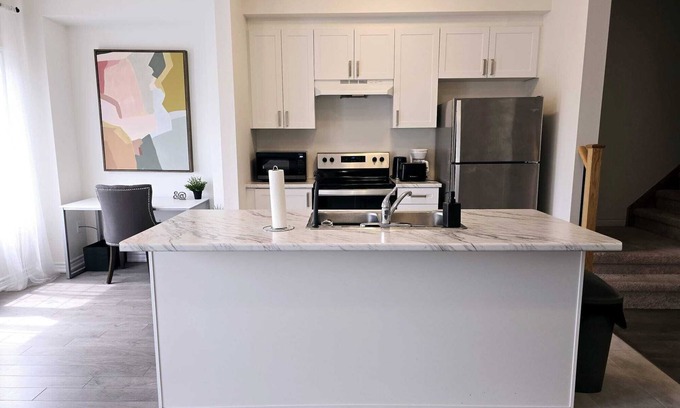 Shelburne House | Cozy Home Close to Blue Mountain and Collingwood