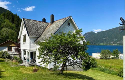 Volda House | Cozy Home In Austefjorden With Wifi