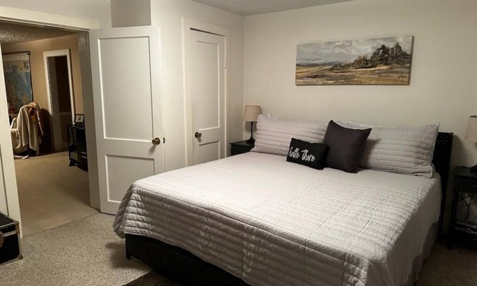 Damascus House | Cozy home in Damascus located next to River, Trails, Bike Shops, and Dining.