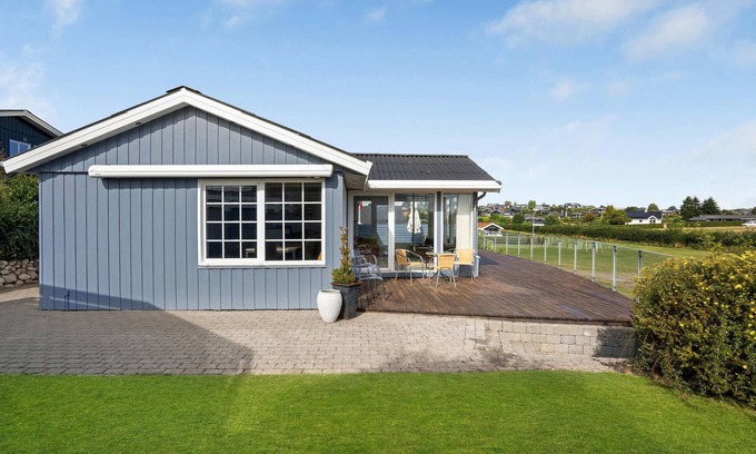 Hejlsminde Strand House | Cozy home in Hejls with house sea view