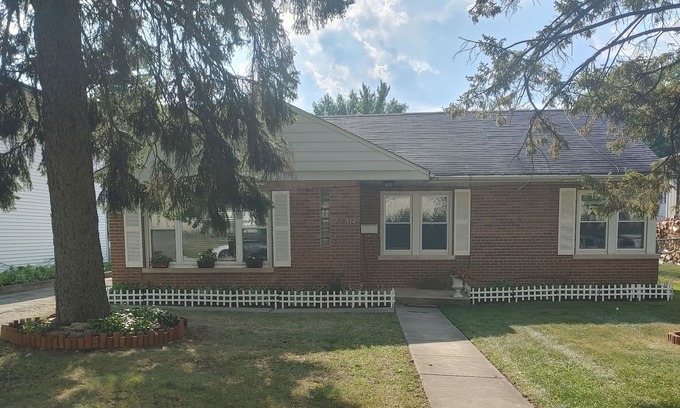 Fullersburg House | Cozy Home in Historic Hinsdale IL 30 minutes from Downtown Chicago