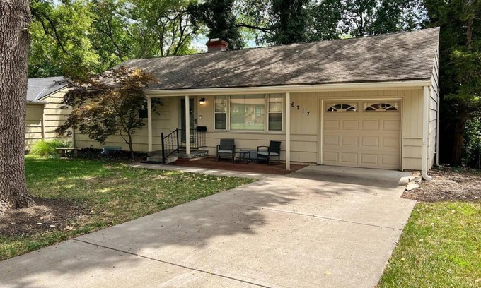 Overland Park House | Cozy home in quiet Overland Park neighborhood