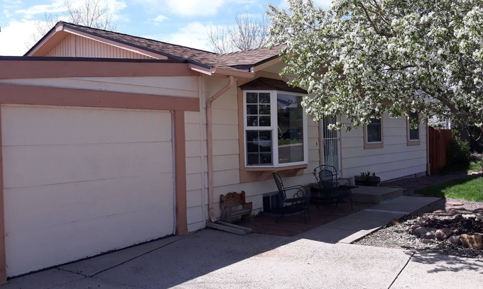 Castle Rock House | Cozy Home Jetted Tub, Fenced Yard, Greenhouse, 30-day min. 6wk & 12wk discounts