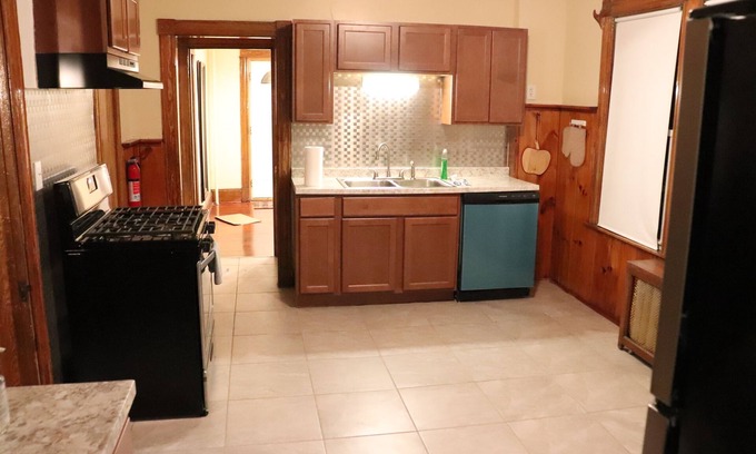 Springfield House | COZY HOME- Located on a quiet Worthy Street with a home in its own compound.