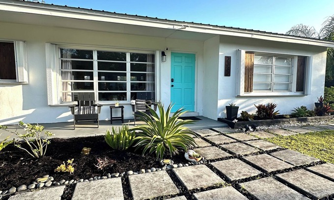 Melbourne House | Cozy Home, Minutes to Beach, Downtown Melbourne, Large Backyard with BBQ