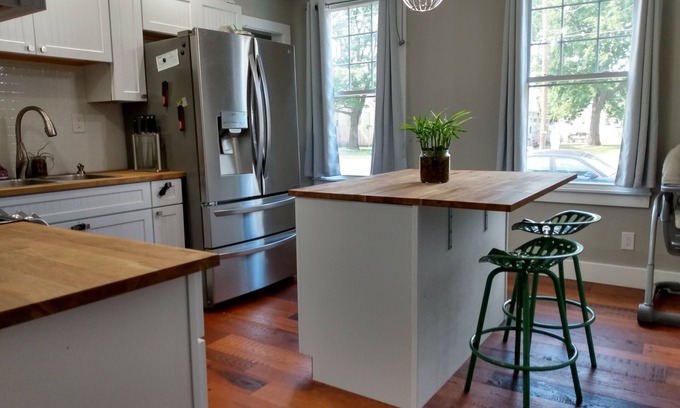 Ottawa House | Cozy home near Downtown Ottawa and Starved Rock State Park
