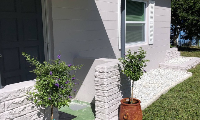 Redington Beach House | Cozy home near white sandy beach & Florida sunsets!