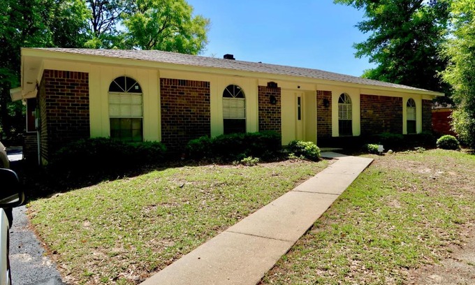 Mobile House | Cozy Home nestled in quite West Mobile Alabama