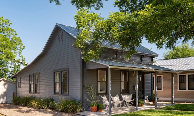 Eastside Promise Neighborhood House | Cozy Home Nr DT River Walk, Alamo | WiFi Yard BBQ
