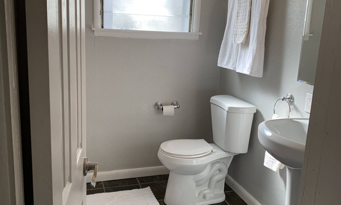 Boerne House | Cozy home on the South end of Boerne. Peaceful quiet neighborhood.