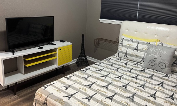 San Antonio House | Cozy Home Only 10 Mins to Downtown, 4 Mins to plenty of stores!